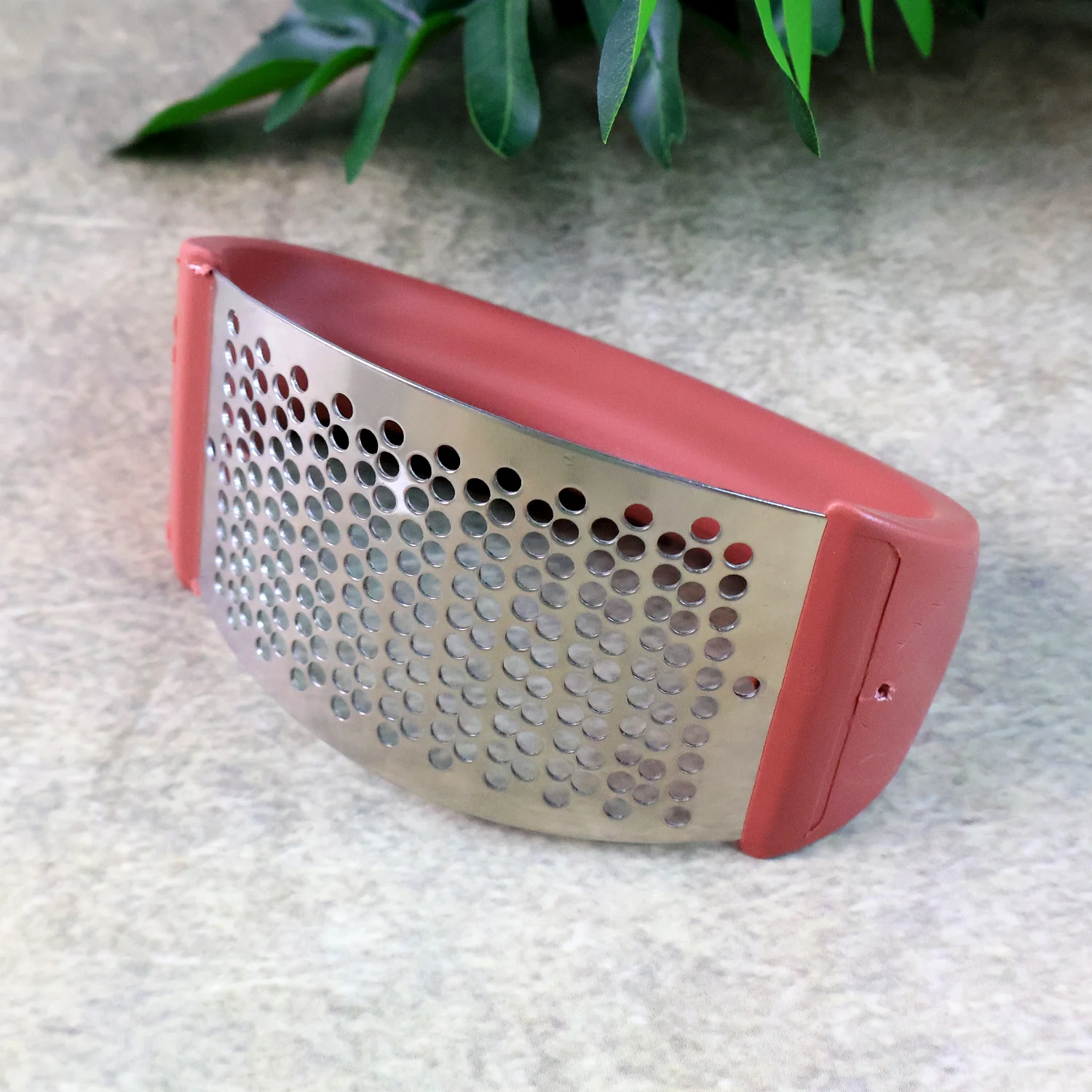 Supermom Premium Curve Garlic Press Crusher (1 Pc) - Image 8
