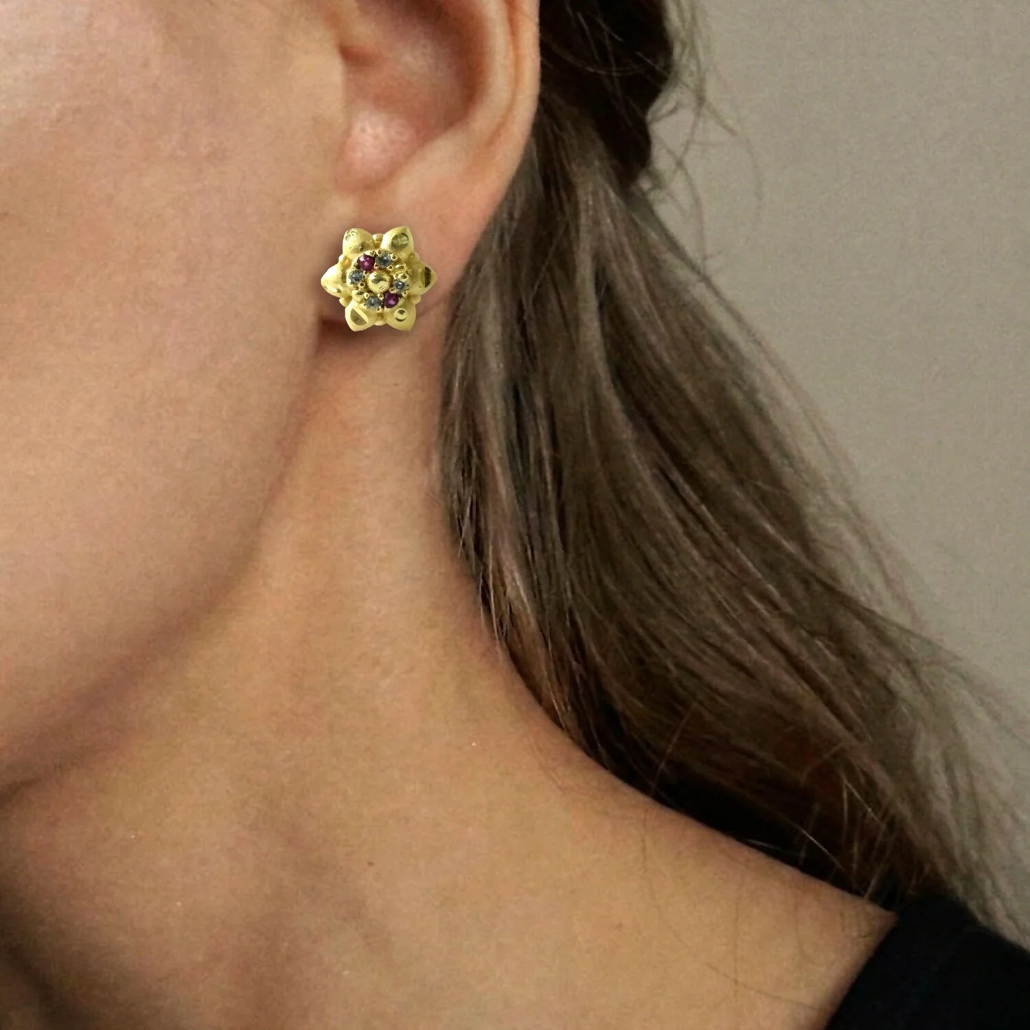 Traditional Floral Gold Stud Earrings with Decorative Stone Setting - Image 3