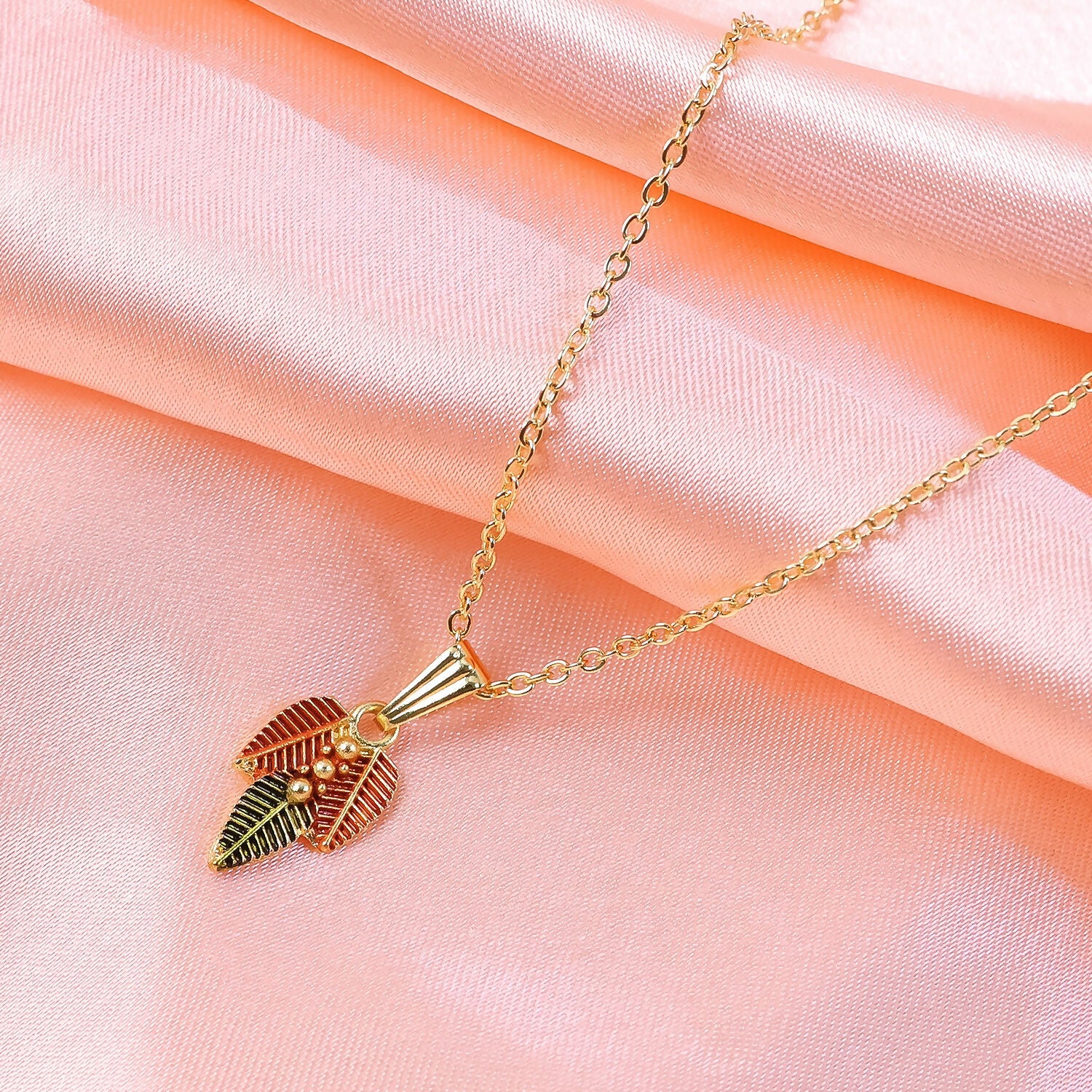 Traditional Leaf Design Pendant Necklace with Chain for Women - Image 3