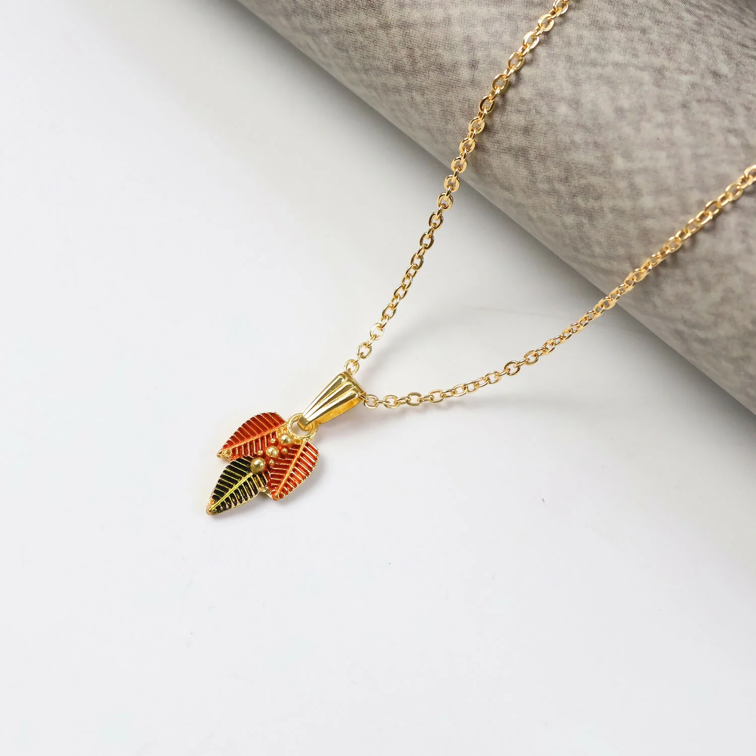 Traditional Leaf Design Pendant Necklace with Chain for Women - Image 4