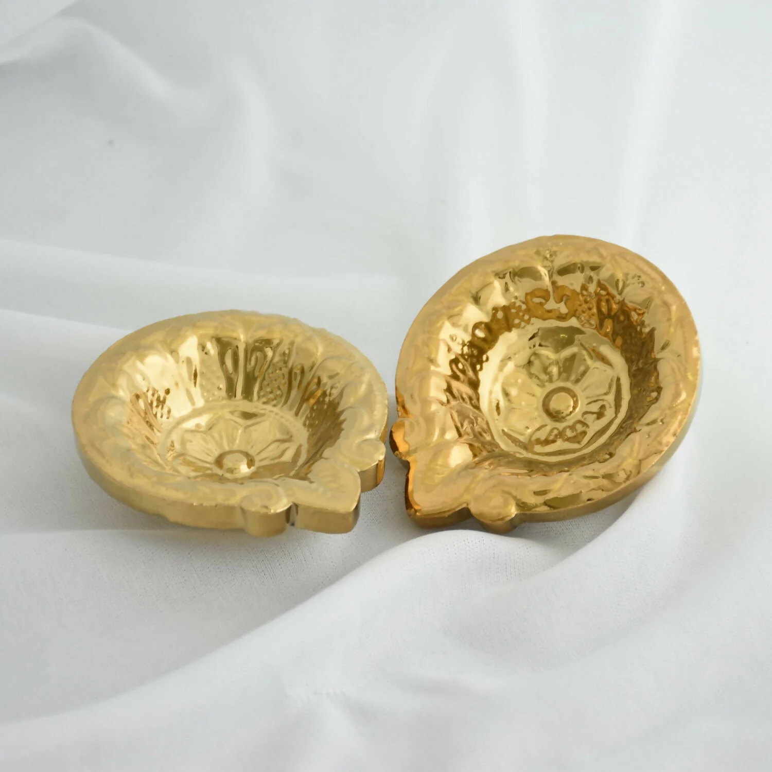 Traditional Leaf Shape Decorative Ceramic Diya with Gold PVD Plating & Shiny Metallic Finish (4 Pc) - Image 4