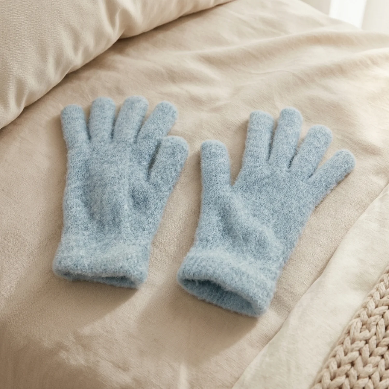 Ultra Soft Fleece Winter Gloves for Men and Women (1 Pair) - Image 3