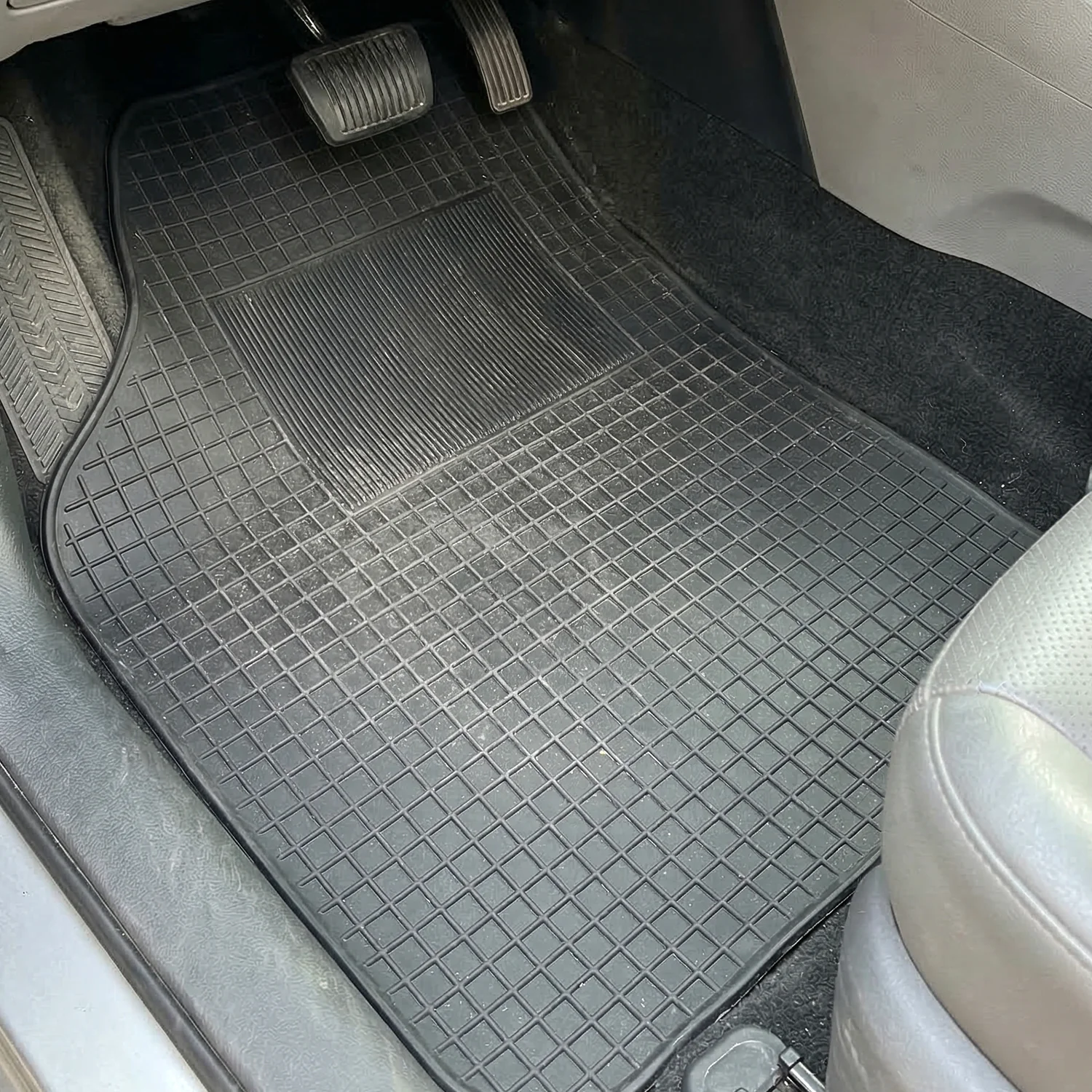 Universal Heavy Duty Car Floor Mat Set (4 Pc Set) - Image 3