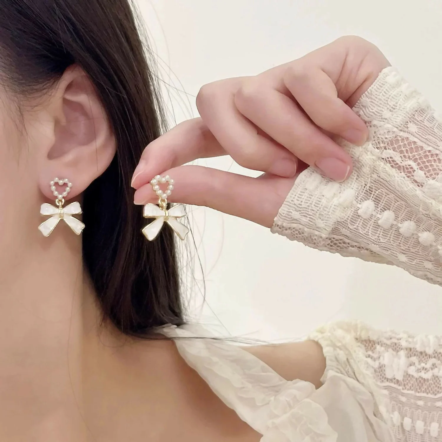Vintage-Inspired Pearl Heart & Bow Drop Earrings – Elegant Gold-Trimmed Statement Jewelry - Image 2