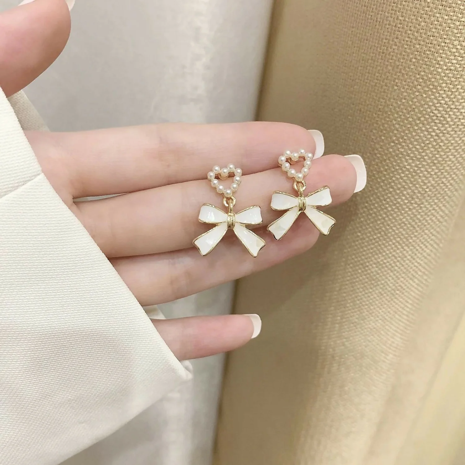 Vintage-Inspired Pearl Heart & Bow Drop Earrings – Elegant Gold-Trimmed Statement Jewelry - Image 3