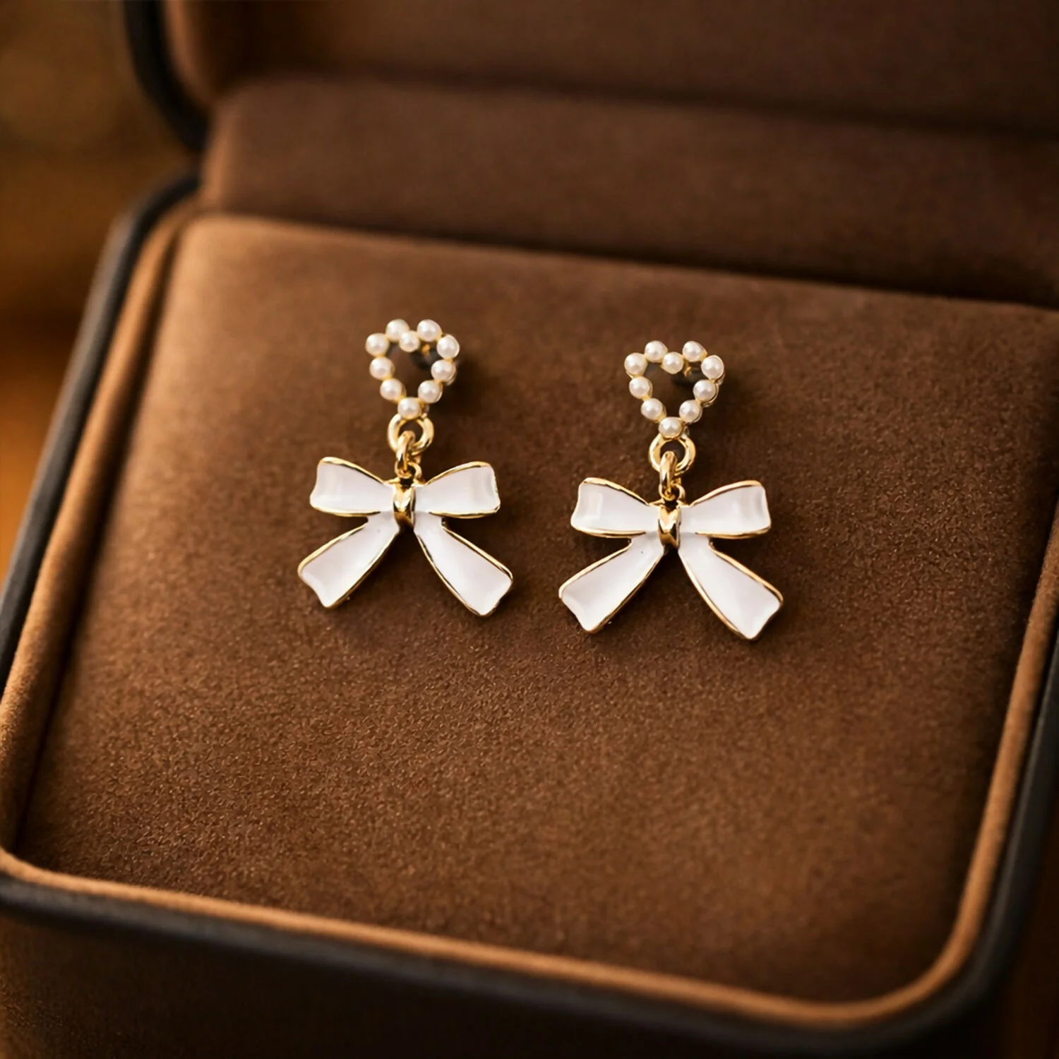 Vintage-Inspired Pearl Heart & Bow Drop Earrings – Elegant Gold-Trimmed Statement Jewelry - Image 7