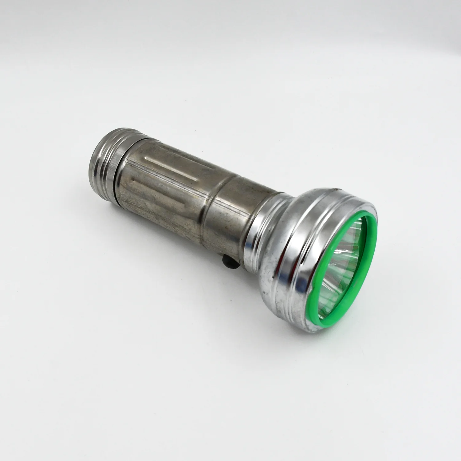 Nostalgic Portable Flashlight – Simple Iron Outdoor Old-Fashioned Torch Light - Image 4