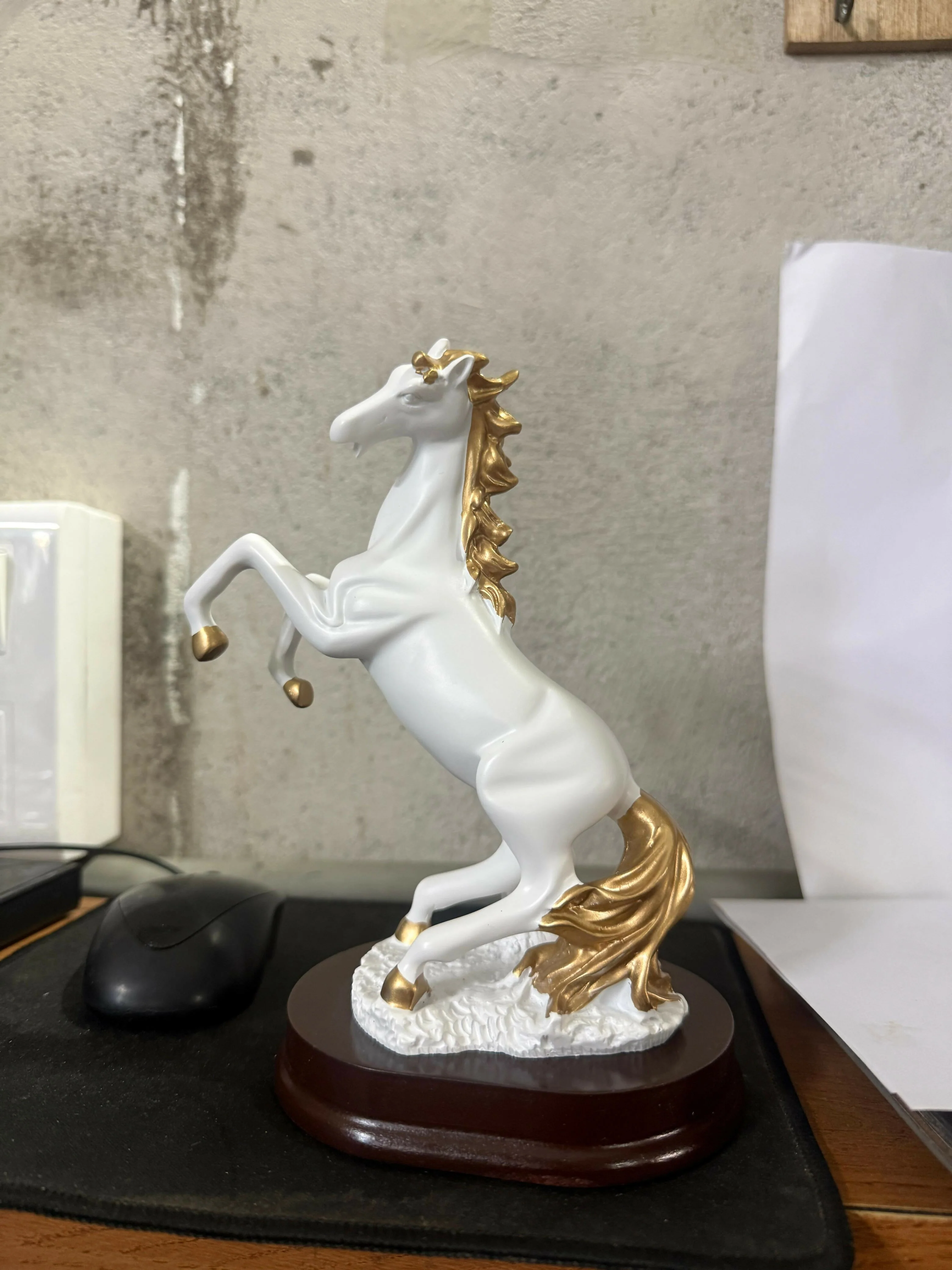 White Elegant Horse Showpiece Statue for Home Decor Tabletop - Image 4